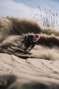 photo de motocross dans le sable
