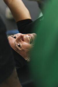 Athlètes en plein effort lors des Fitness Park Heroes 2025, photographiés par Nicolas Jacquemin sous la Canopée des Halles à Paris.
