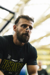 Athlètes en plein effort lors des Fitness Park Heroes 2025, photographiés par Nicolas Jacquemin sous la Canopée des Halles à Paris.