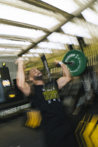 Athlètes en plein effort lors des Fitness Park Heroes 2025, photographiés par Nicolas Jacquemin sous la Canopée des Halles à Paris.