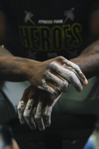 Athlètes en plein effort lors des Fitness Park Heroes 2025, photographiés par Nicolas Jacquemin sous la Canopée des Halles à Paris.