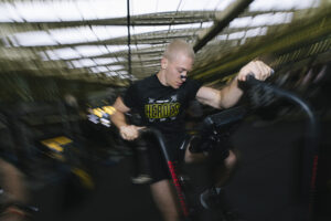 Athlètes en plein effort lors des Fitness Park Heroes 2025, photographiés par Nicolas Jacquemin sous la Canopée des Halles à Paris.