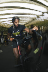 Athlètes en plein effort lors des Fitness Park Heroes 2025, photographiés par Nicolas Jacquemin sous la Canopée des Halles à Paris.