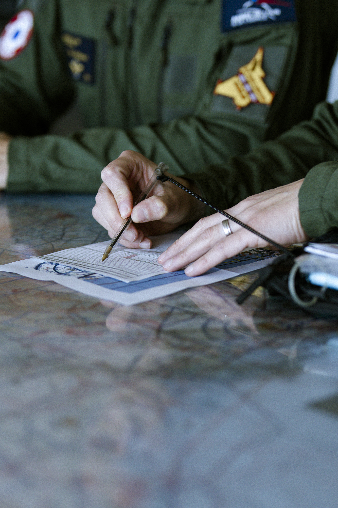 détail plan de vol briefing pilote combinaison Armée de l'Air base aérienne Mont de Marsan