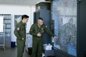 Tibo InShape en combinaison pilote Armée de l'Air carte aéronautique base aérienne Mont de Marsan