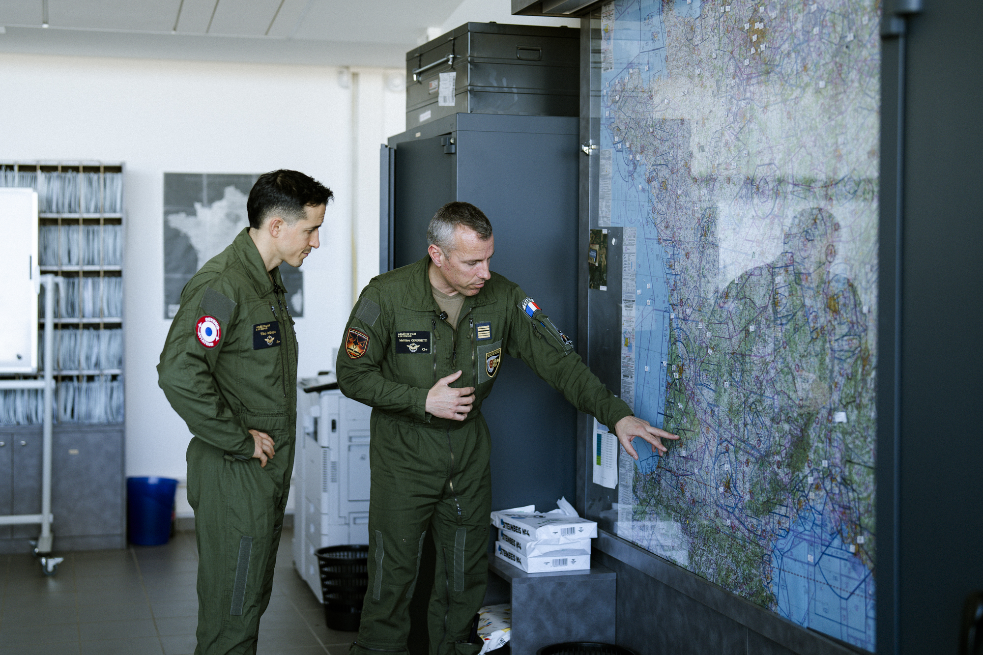 Tibo InShape en combinaison pilote Armée de l'Air carte aéronautique base aérienne Mont de Marsan