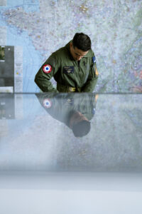 Tibo InShape et pilote de l'Armée de l'Air briefing carte aéronautique base aérienne 118 Mont de Marsan