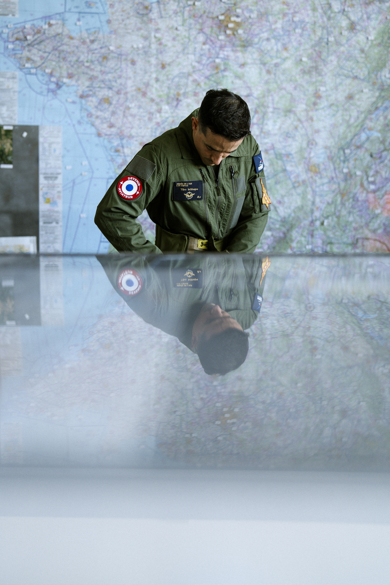 Tibo InShape et pilote de l'Armée de l'Air briefing carte aéronautique base aérienne 118 Mont de Marsan