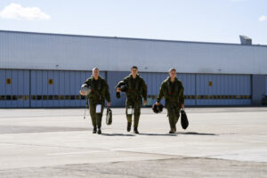 Tibo InShape et pilotes Rafale tarmac base aérienne 118 Mont de Marsan combinaison de vol