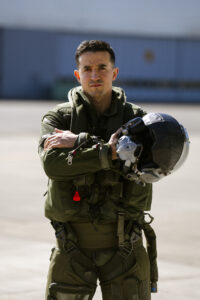 portrait Tibo InShape combinaison anti-G casque pilote Rafale tarmac base aérienne Mont de Marsan