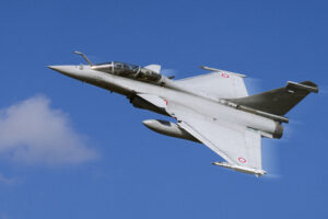 Rafale biplace Armée de l'Air en vol ciel bleu base aérienne Mont de Marsan