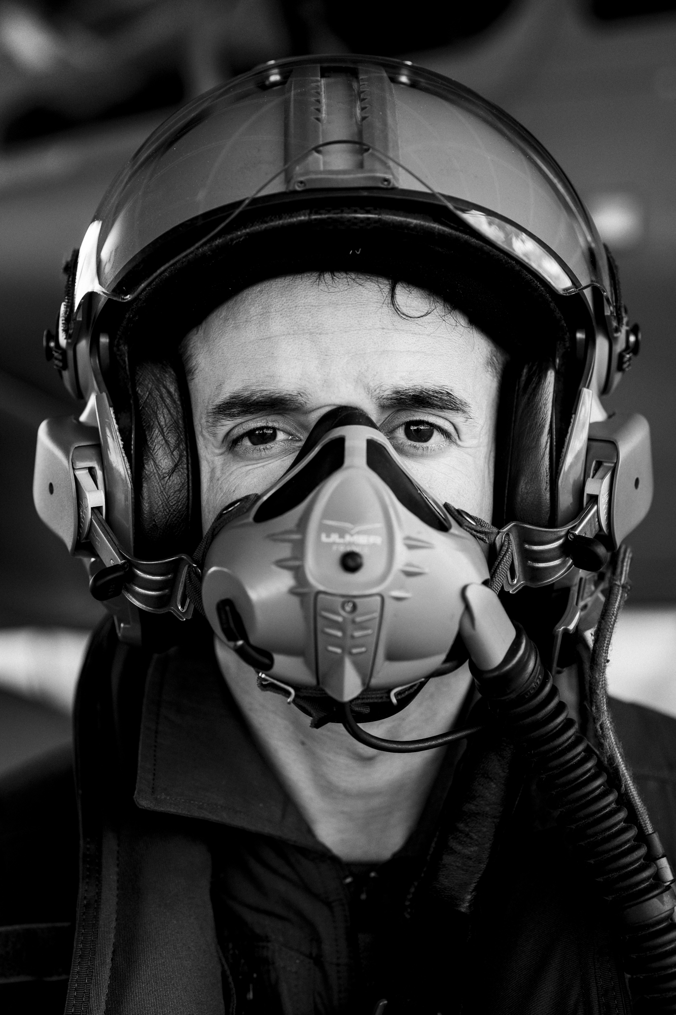 portrait pilote casque intégral masque oxygène Rafale noir et blanc base aérienne 118 Mont de Marsan