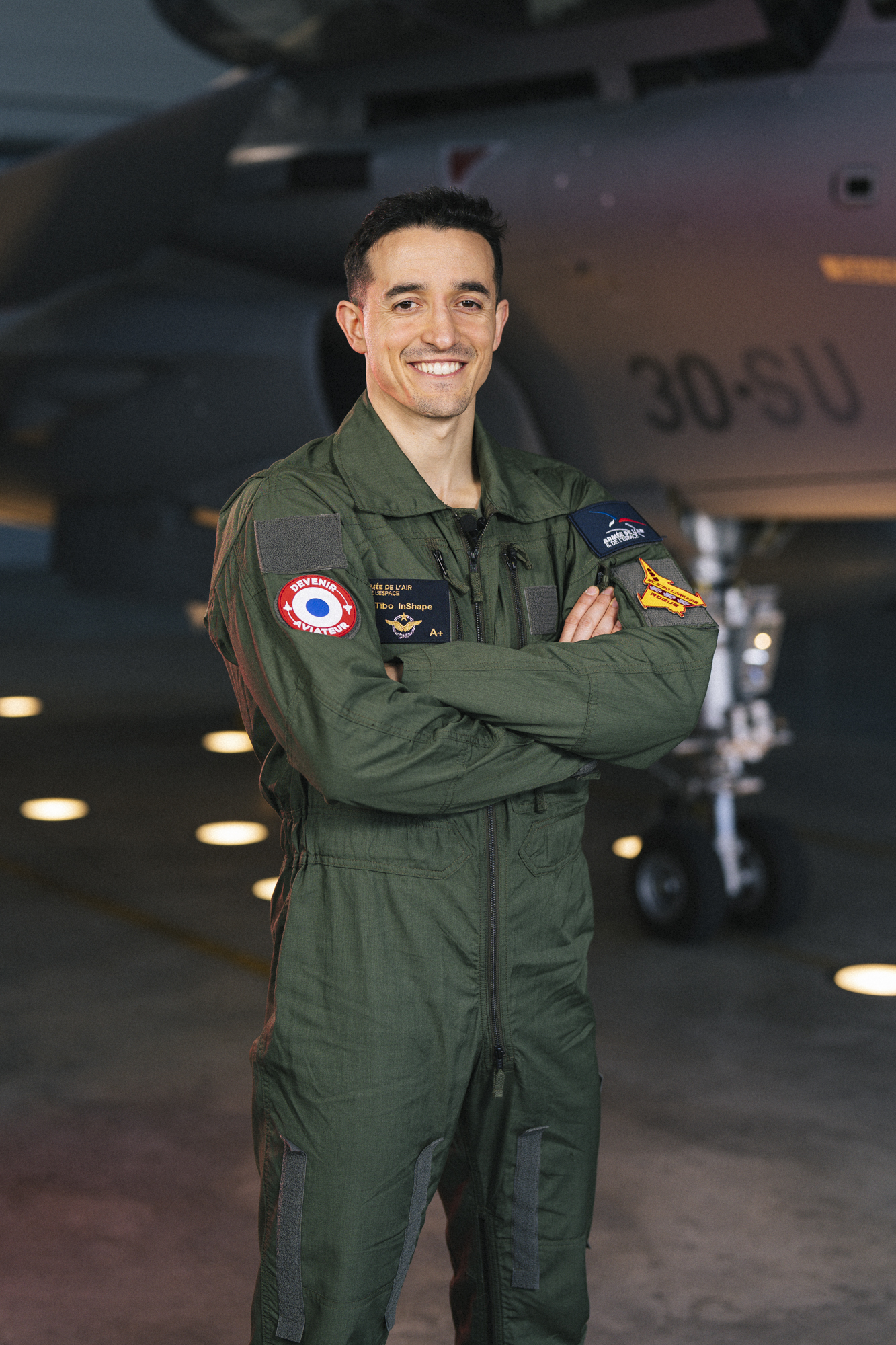 Tibo InShape en combinaison de vol Armée de l'Air devant un Rafale hangar base aérienne 118 Mont de Marsan
