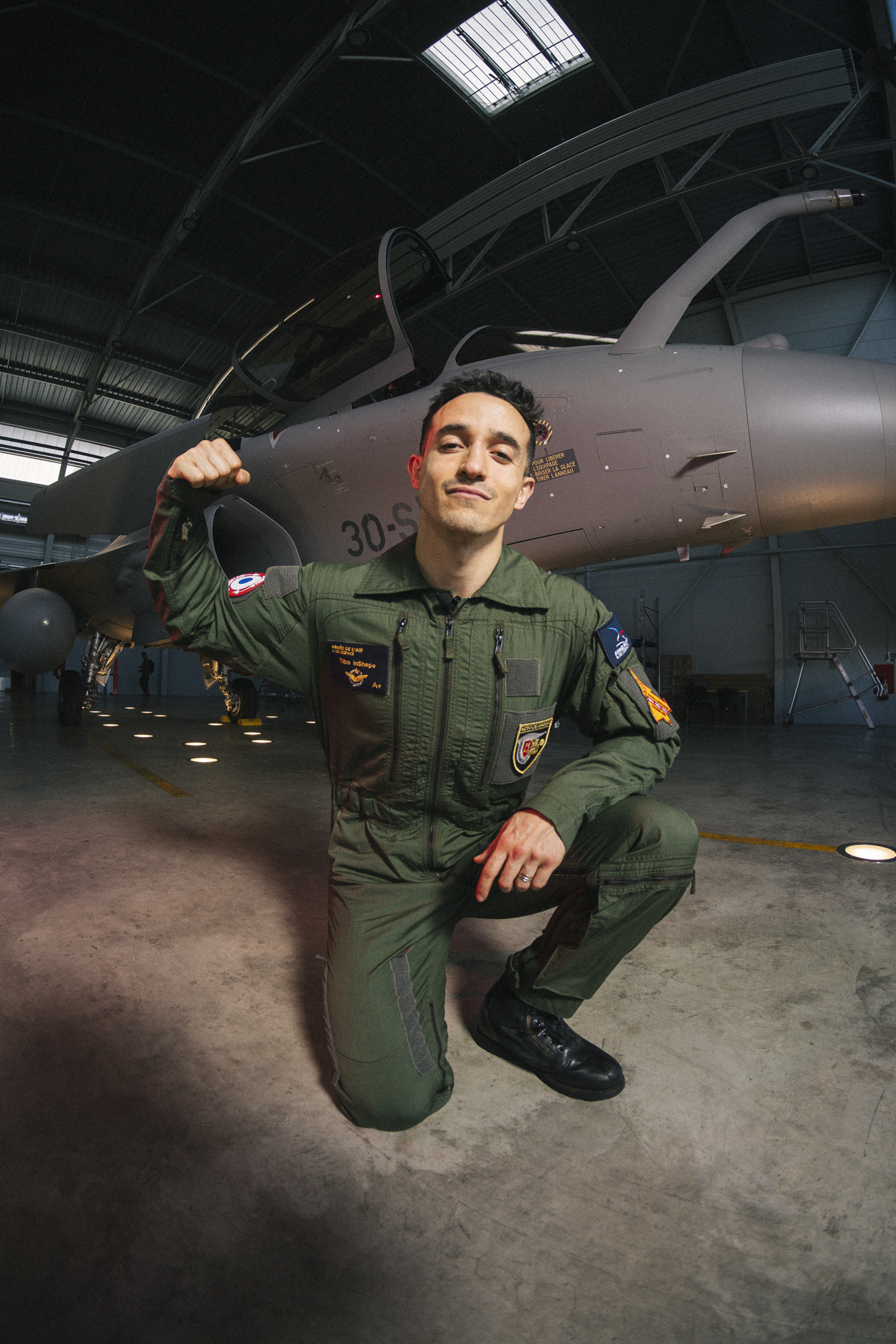 Tibo InShape hangar Rafale base aérienne 118 Mont de Marsan tournage YouTube Armée de l'Air
