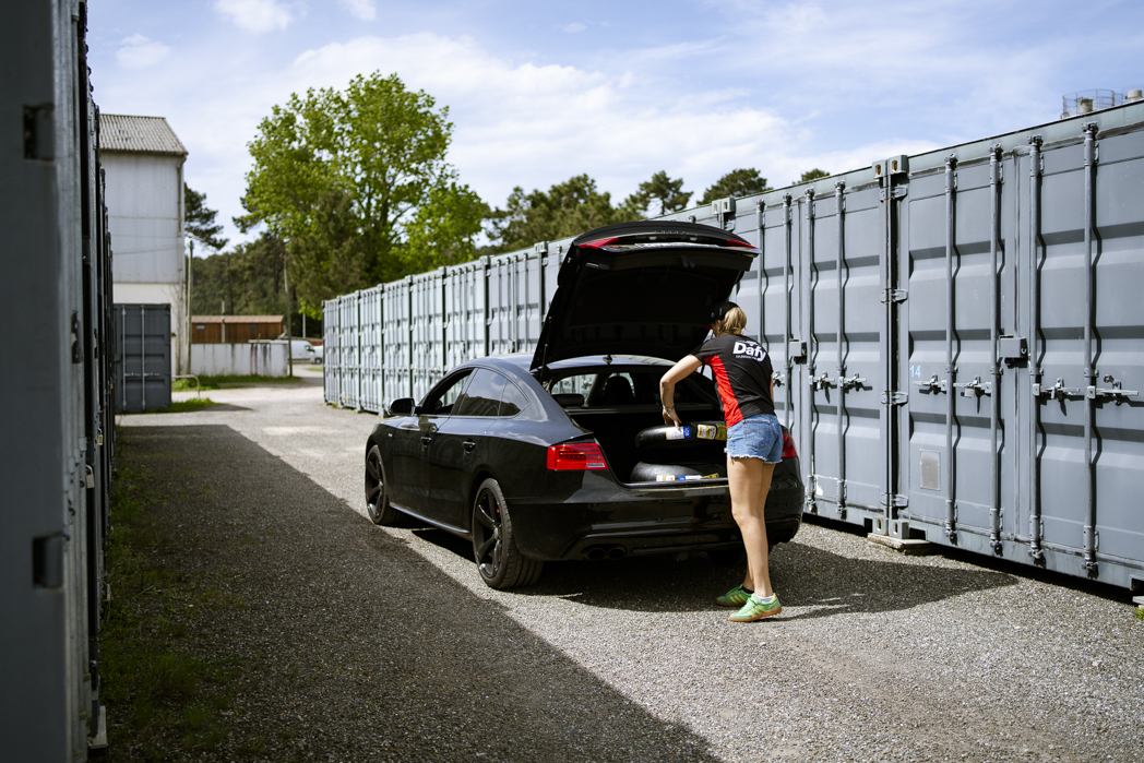 Emily Bondi casque moto Dafy tenue racing container Hossegor photographe Nicolas Jacquemin