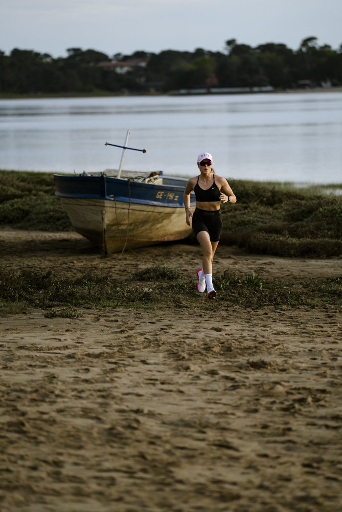 Emily Bondi running plage Hossegor Dafy Moto shooting photo Nicolas Jacquemin<br />
