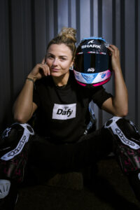 Emily Bondi portrait casque Dafy Moto pilote française Hossegor shooting photo