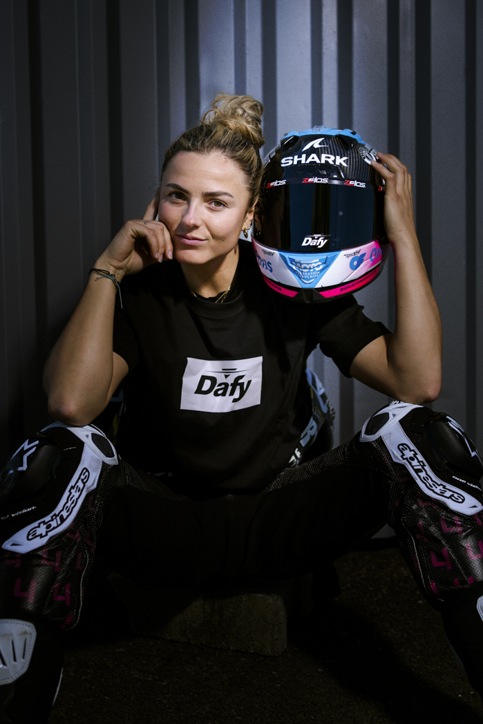 Emily Bondi portrait casque Dafy Moto pilote française Hossegor shooting photo