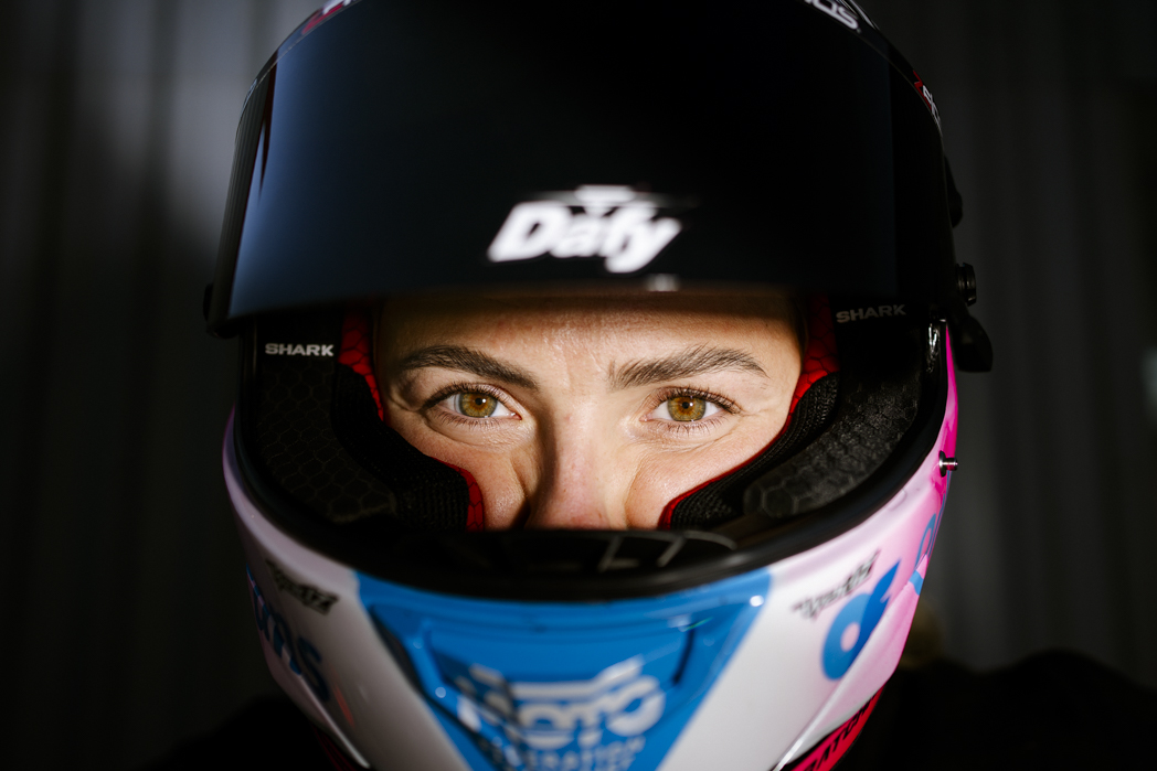 portrait Emily Bondi casque Shark Dafy Moto regard pilote moto française Nicolas Jacquemin