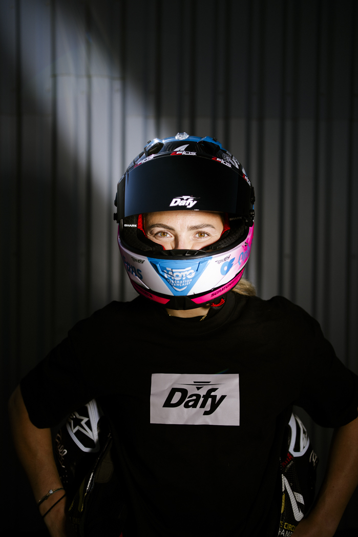 Emily Bondi portrait casque Dafy Moto pilote française Hossegor shooting photo