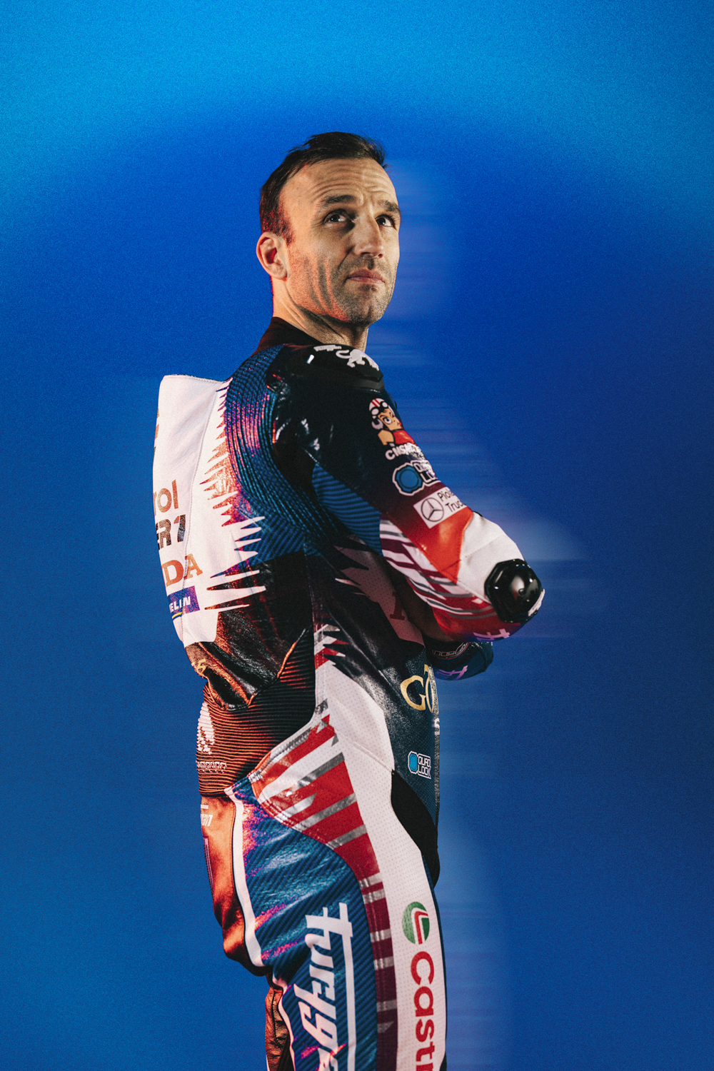 Shooting photo Johann Zarco ambassadeur Dafy Moto — combinaison spéciale GP de France Honda HRC, direction artistique bleue, studios Halpha — Nicolas Jacquemin photographe