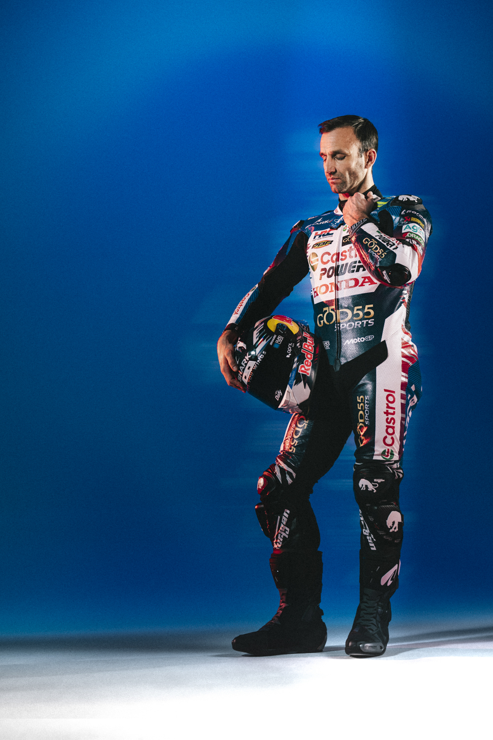 Portrait Johann Zarco combinaison MotoGP GP de France Castrol Honda God55, casque Shark Dafy, fond bleu studio  Nicolas Jacquemin photographe sport