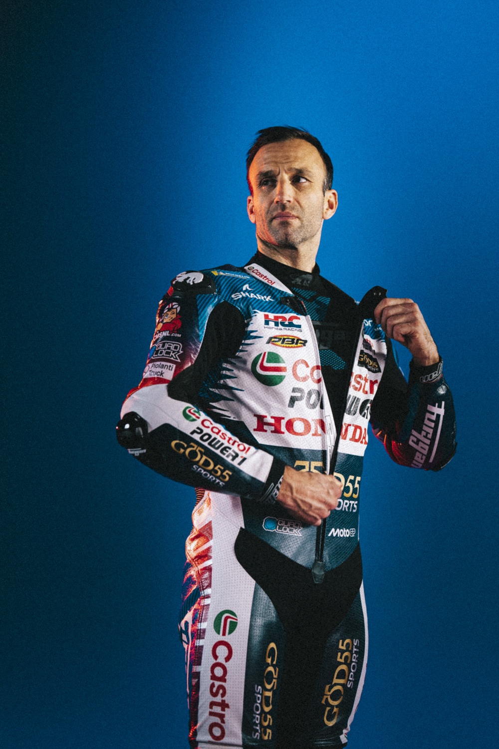 Shooting photo Johann Zarco ambassadeur Dafy Moto combinaison spéciale GP de France Honda HRC, direction artistique bleue, studio Halpha Nicolas Jacquemin photographe