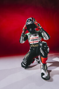 Johann Zarco casque Shark Dafy sur la tête gants rouges combinaison Castrol Honda God55 fond rouge Nicolas Jacquemin