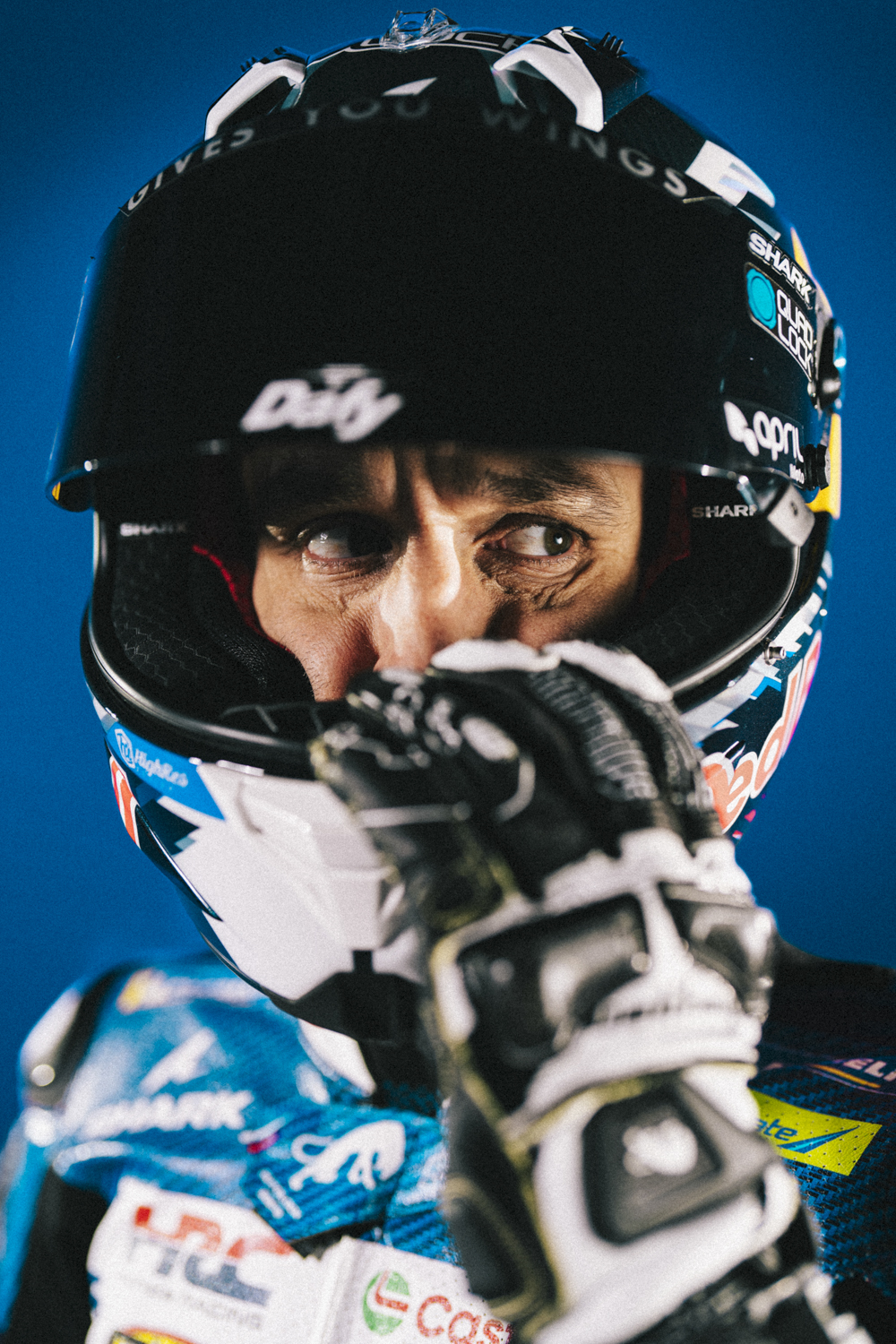 Gros plan Johann Zarco casque Shark Dafy MotoGP, regard intense casque entrouvert, gants racing — Nicolas Jacquemin photographe sport moto