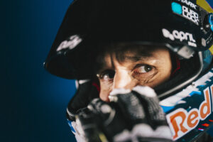 Portrait dramatique Johann Zarco lumière rouge bleue, combinaison Honda MotoGP, ambiance éditoriale studio — Nicolas Jacquemin photographe publicitaire