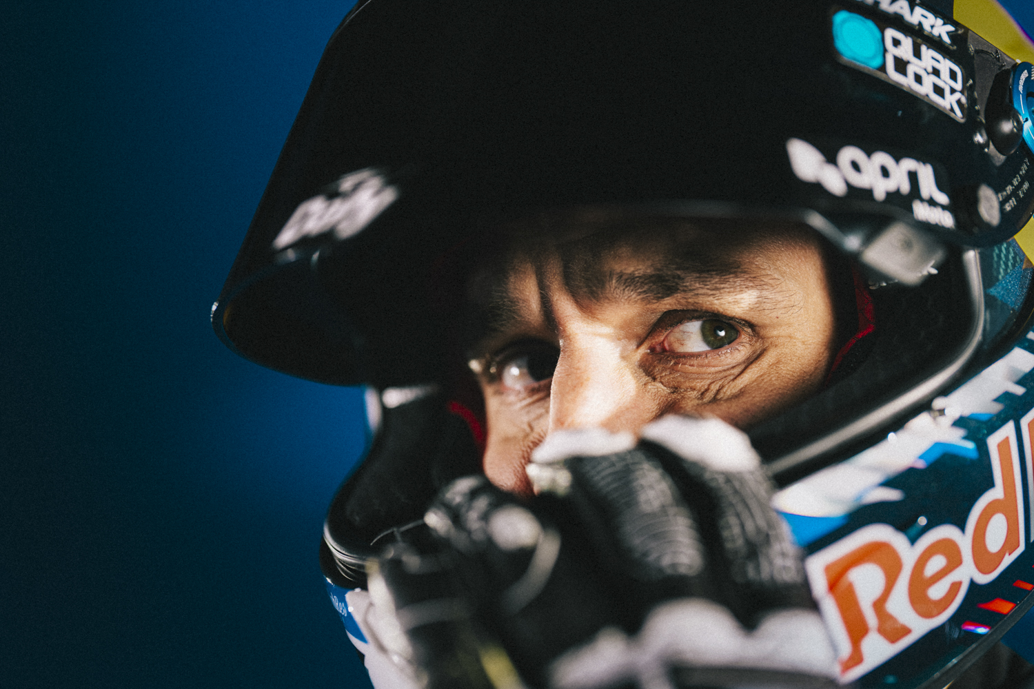 Portrait dramatique Johann Zarco lumière rouge bleue, combinaison Honda MotoGP, ambiance éditoriale studio — Nicolas Jacquemin photographe publicitaire
