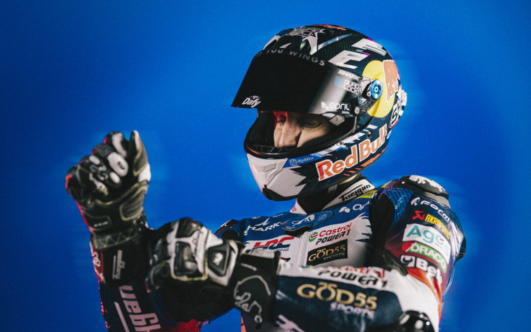 Portrait Johann Zarco combinaison MotoGP GP de France Castrol Honda God55, casque Shark Dafy, fond bleu studio — Nicolas Jacquemin photographe sport