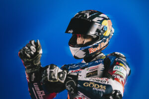 Portrait Johann Zarco combinaison MotoGP GP de France Castrol Honda God55, casque Shark Dafy, fond bleu studio — Nicolas Jacquemin photographe sport