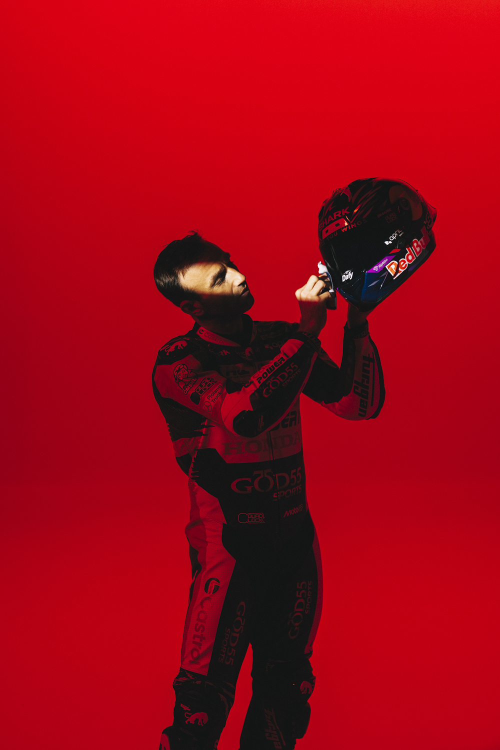 pilote moto combinaison monochrome rouge Dafy Moto casque Shark direction artistique rouge Halpha Studio Nicolas Jacquemin photographe