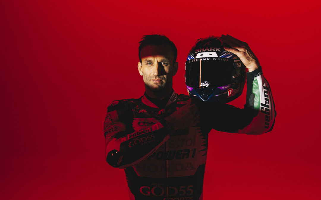 Johann Zarco portrait lumière rouge dramatique casque Shark Dafy regard caméra media day MotoGP