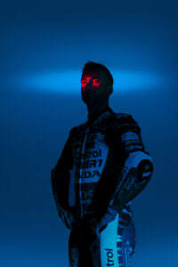 Portrait dramatique Johann Zarco lumière rouge bleue, combinaison Honda MotoGP, ambiance éditoriale studio — Nicolas Jacquemin photographe publicitaire