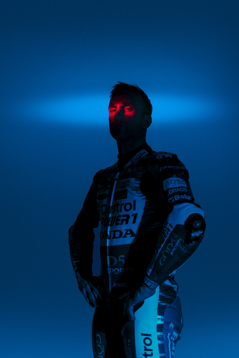 Portrait dramatique Johann Zarco lumière rouge bleue, combinaison Honda MotoGP, ambiance éditoriale studio — Nicolas Jacquemin photographe publicitaire
