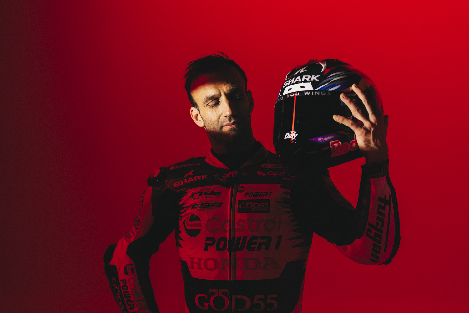Johann Zarco portrait contemplatif fond rouge profond casque Shark Dafy Moto Nicolas Jacquemin photographe