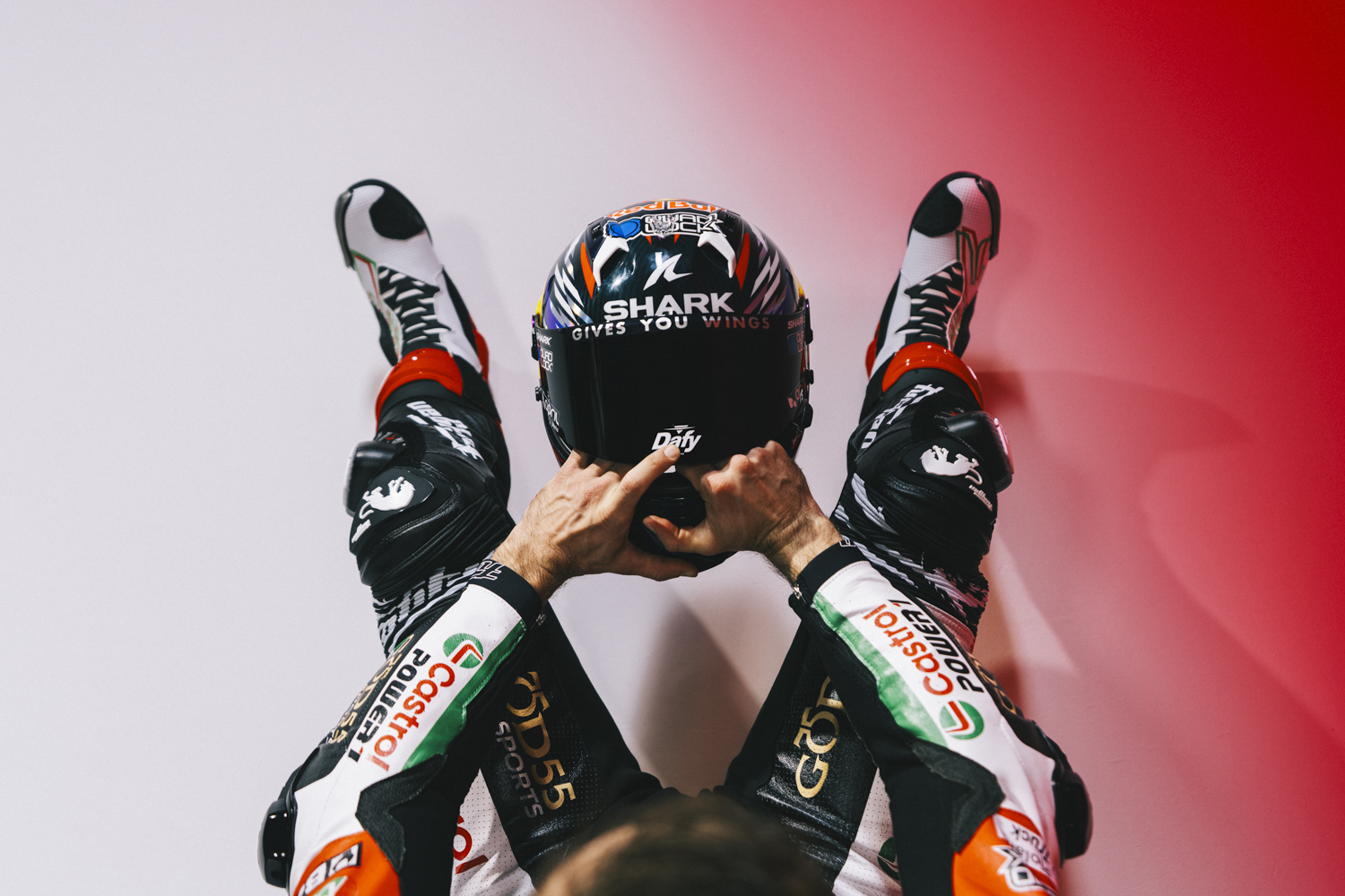 vue zénithale Johann Zarco combinaison Honda Castrol God55 casque Shark Red Bull Halpha Studio