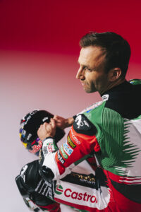 Johann Zarco profil combinaison Honda MotoGP Castrol casque Red Bull Shark Dafy fond rouge Nicolas Jacquemin