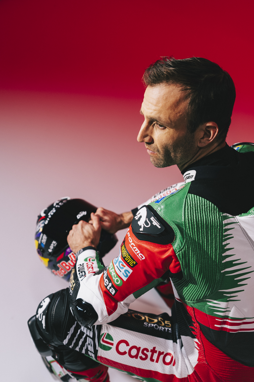 Johann Zarco profil combinaison Honda MotoGP Castrol casque Red Bull Shark Dafy fond rouge Nicolas Jacquemin