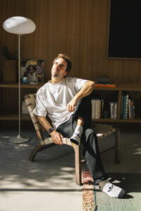 portrait du photographe nicolas jacquemin dans un salon design