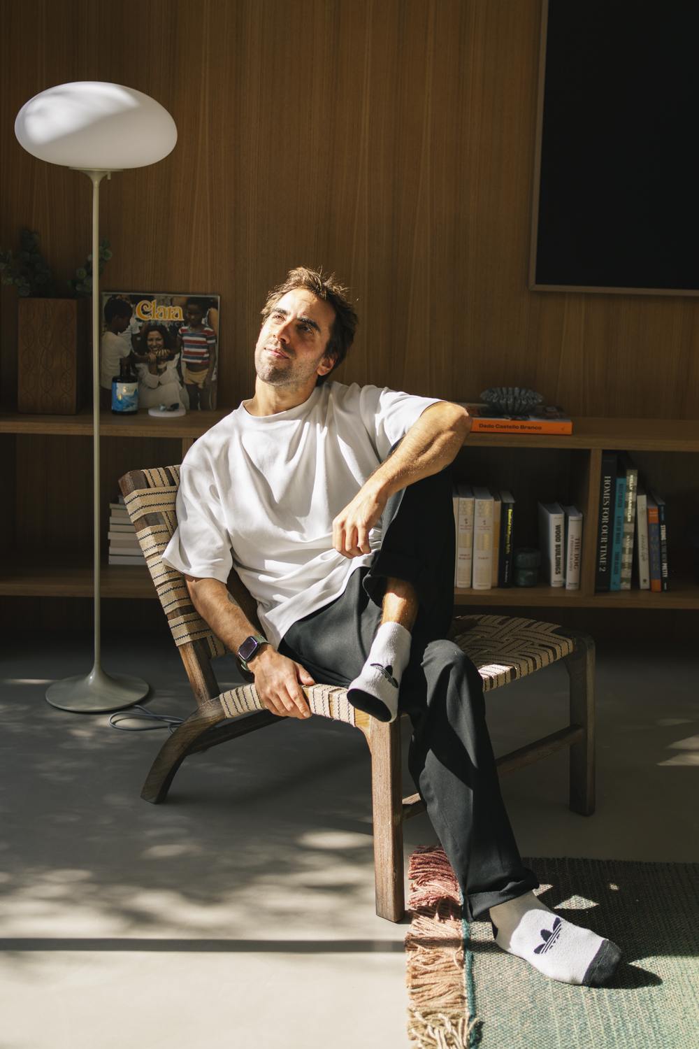 portrait du photographe nicolas jacquemin dans un salon design