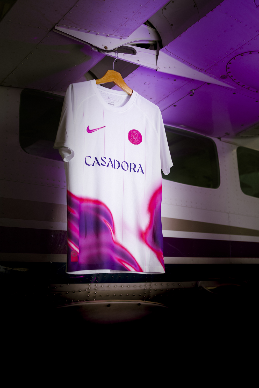 maillot extérieur Toulouse FC Nike Casadora sur cintre intérieur avion lumière violette