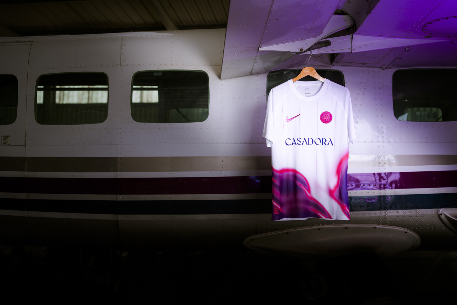nouveau maillot Toulouse FC extérieur Nike suspendu devant fuselage avion aérodrome