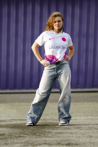 Lilou Ruel maillot TFC Casadora Nike posture face caméra mur violet hangar aérodrome