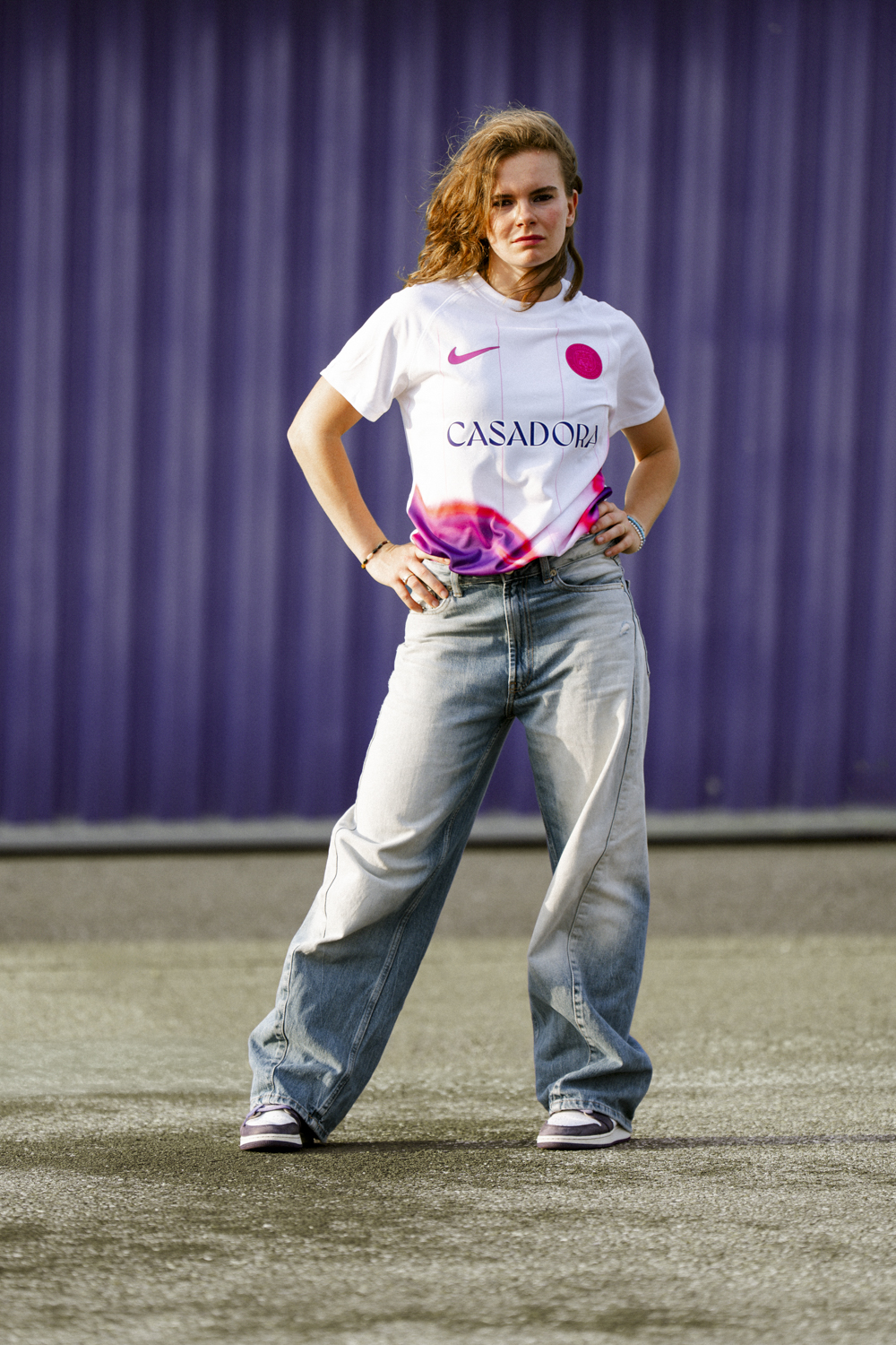 Lilou Ruel maillot TFC Casadora Nike posture face caméra mur violet hangar aérodrome