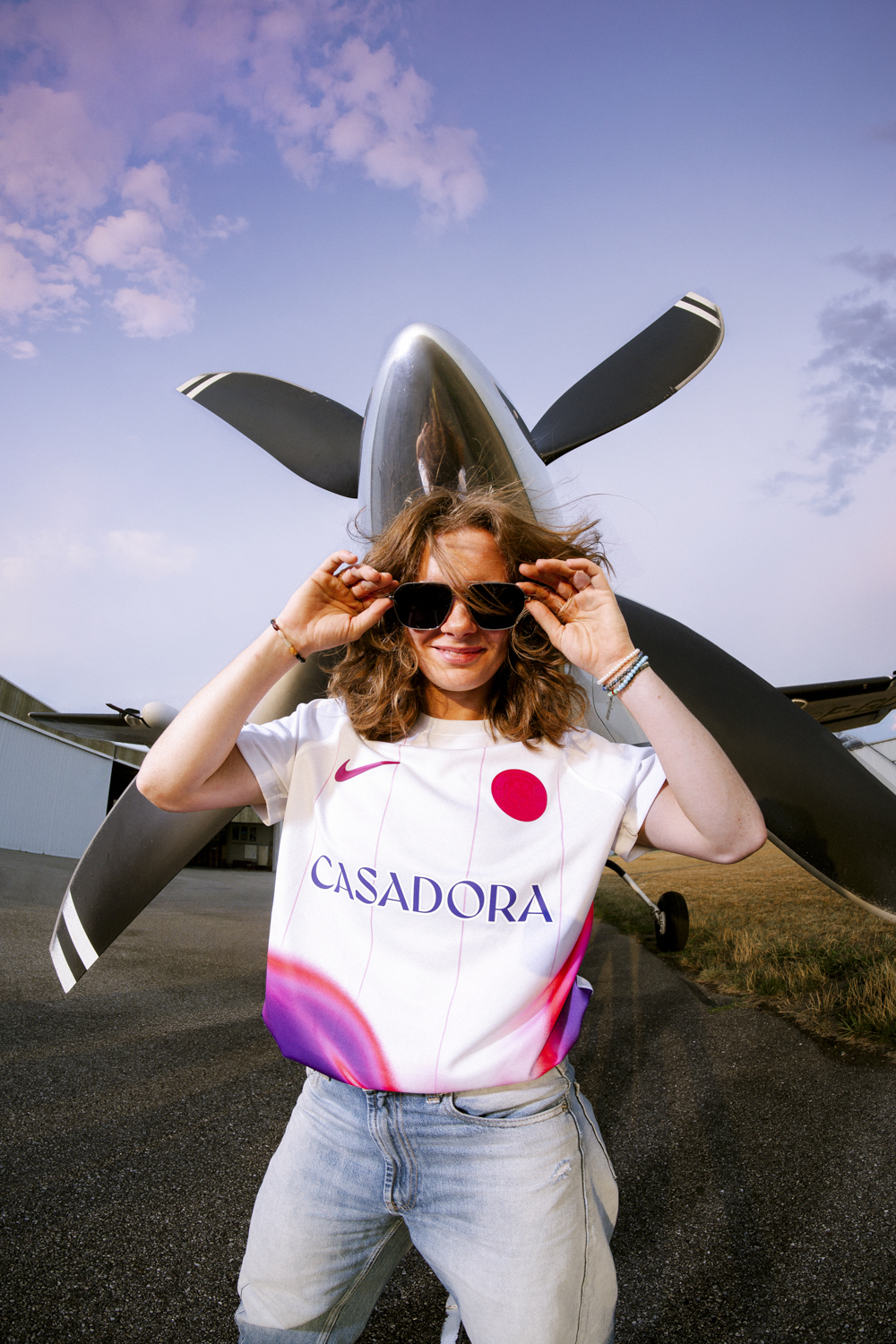 Lilou Ruel maillot Toulouse FC devant hélice avion lunettes soleil portrait aérodrome