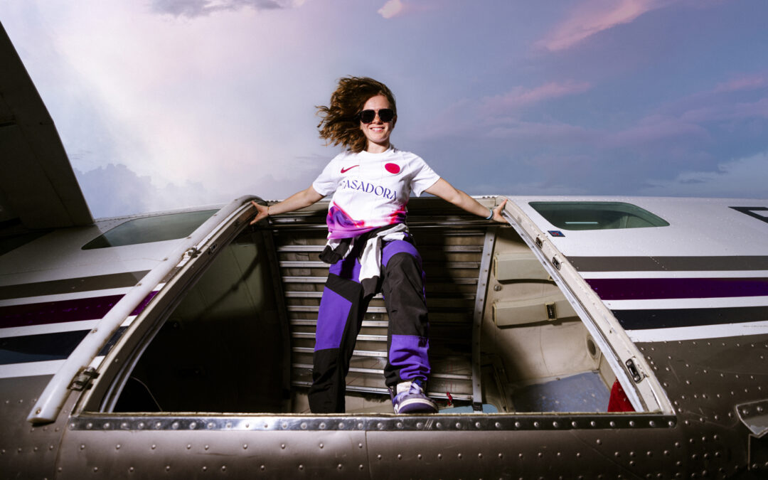 Lilou Ruel porte avion maillot Toulouse FC pantalon violet lunettes ciel coucher soleil