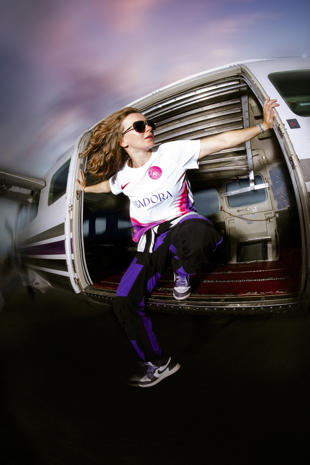 Lilou Ruel maillot TFC fisheye porte avion pantalon violet posture dynamique aérodrome